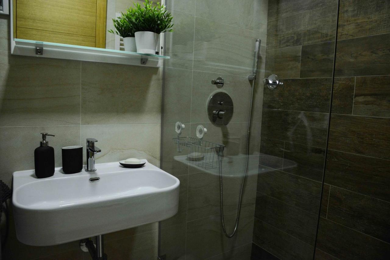 Tesla 70 Apartment With Secure Parking In The Garage Novi Sad Buitenkant foto