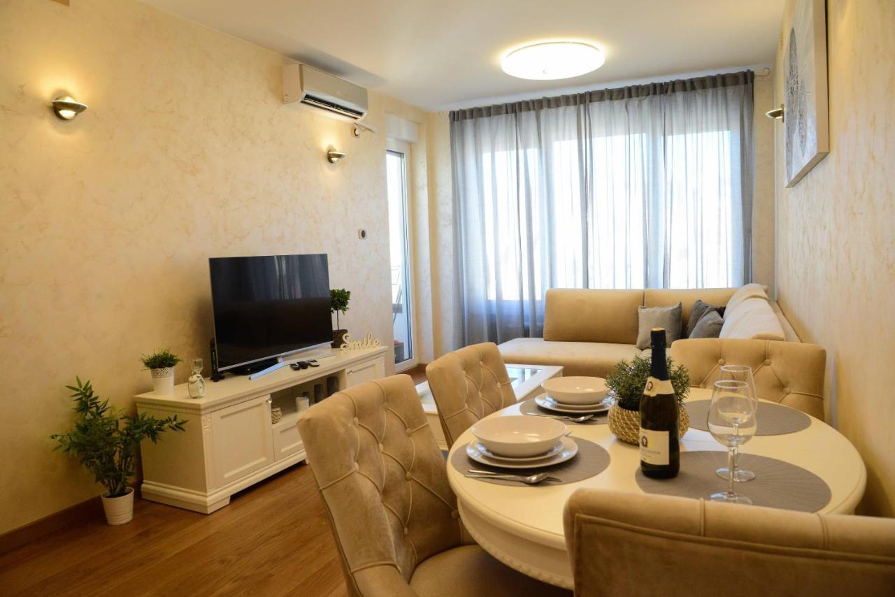 Tesla 70 Apartment With Secure Parking In The Garage Novi Sad Buitenkant foto