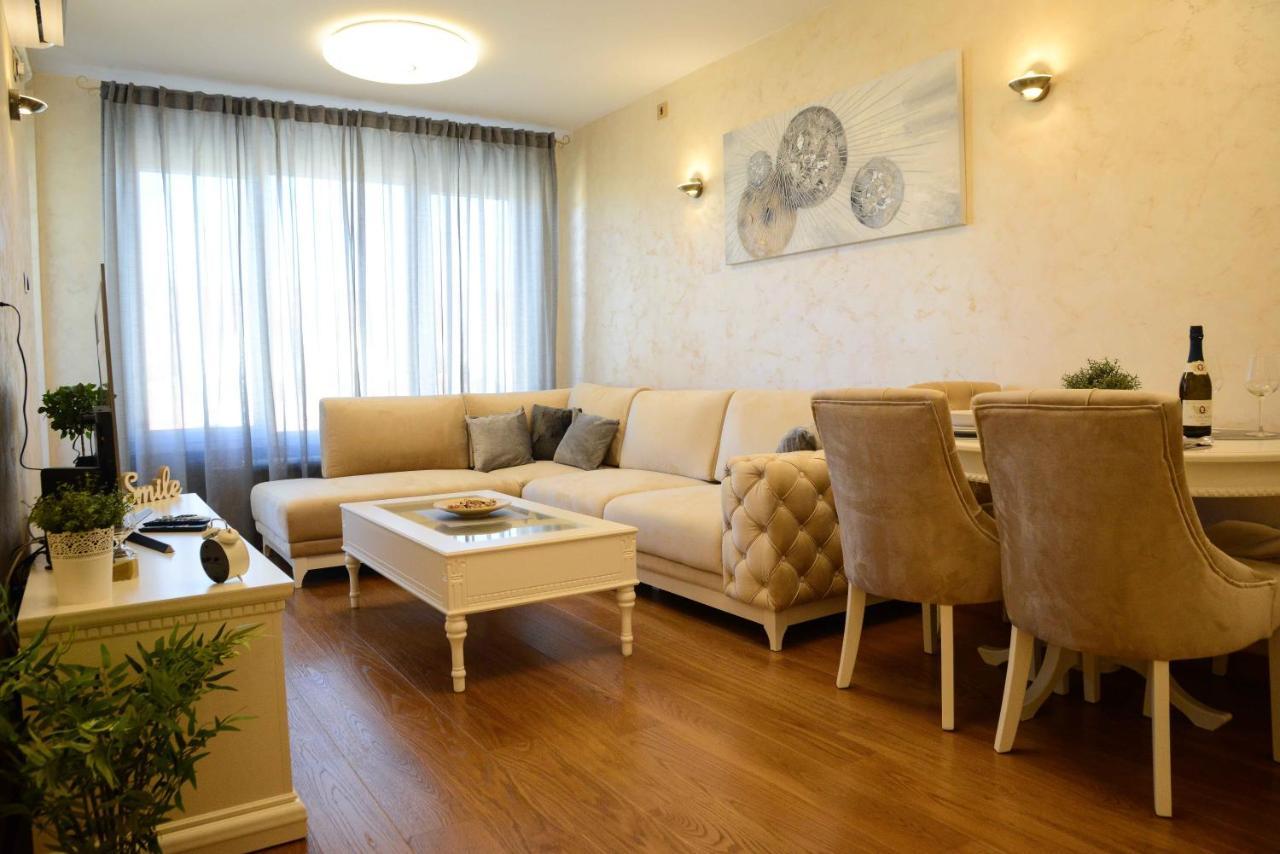 Tesla 70 Apartment With Secure Parking In The Garage Novi Sad Buitenkant foto