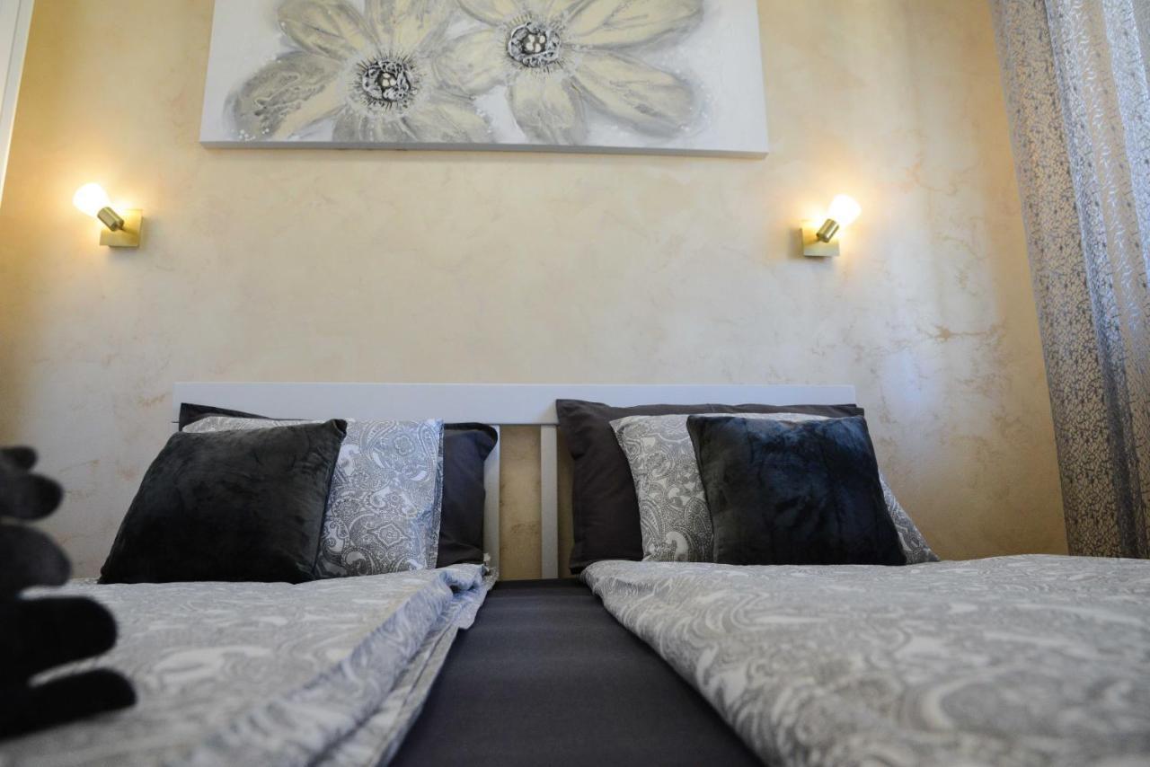 Tesla 70 Apartment With Secure Parking In The Garage Novi Sad Buitenkant foto
