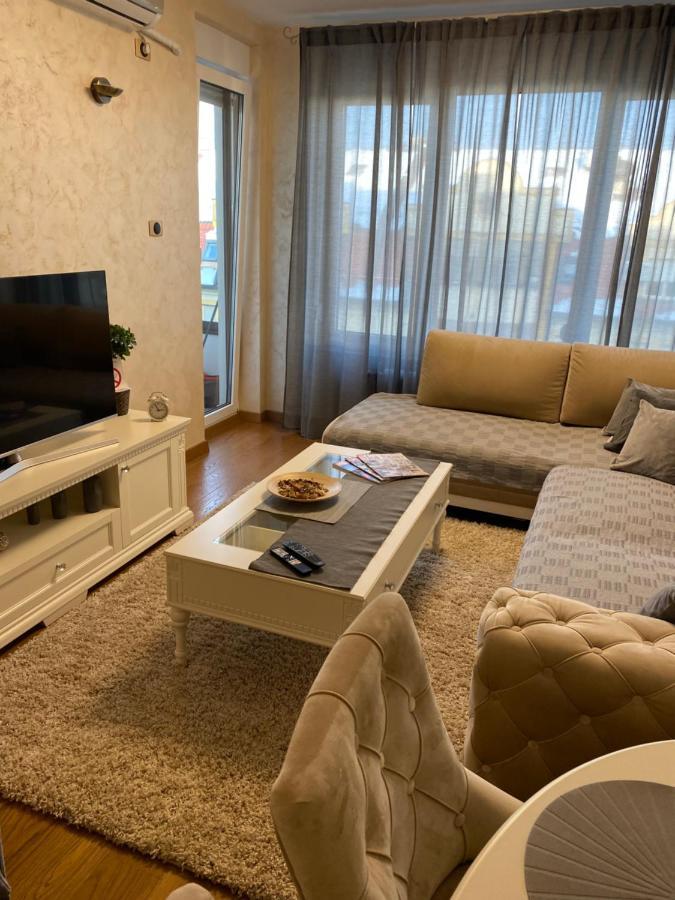 Tesla 70 Apartment With Secure Parking In The Garage Novi Sad Buitenkant foto